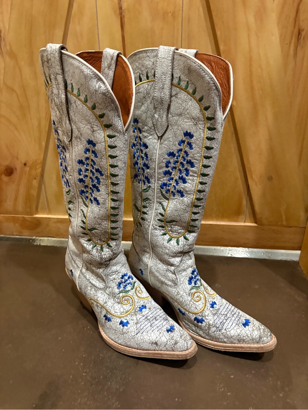 White Embroidered Women's Western Heeled Boots with Blue Floral Detail